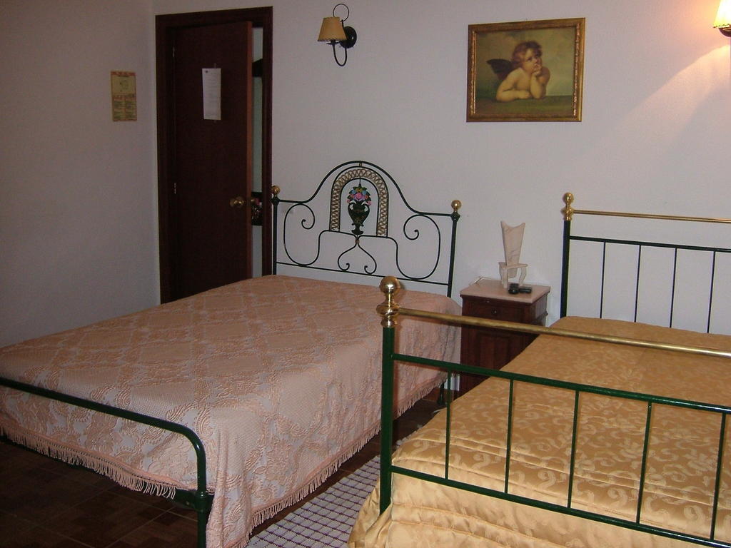"O Viajante" Low Cost Hotel Estremoz Oda fotoğraf