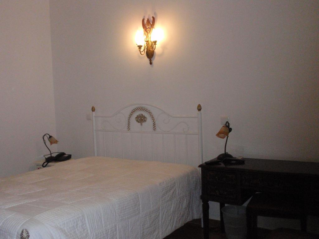 "O Viajante" Low Cost Hotel Estremoz Oda fotoğraf