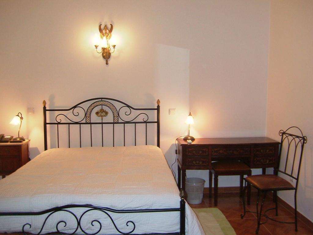 "O Viajante" Low Cost Hotel Estremoz Oda fotoğraf